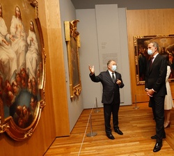 Don Felipe observa una de las obras de la exposición acompañado de las autoridades asistentes al acto
